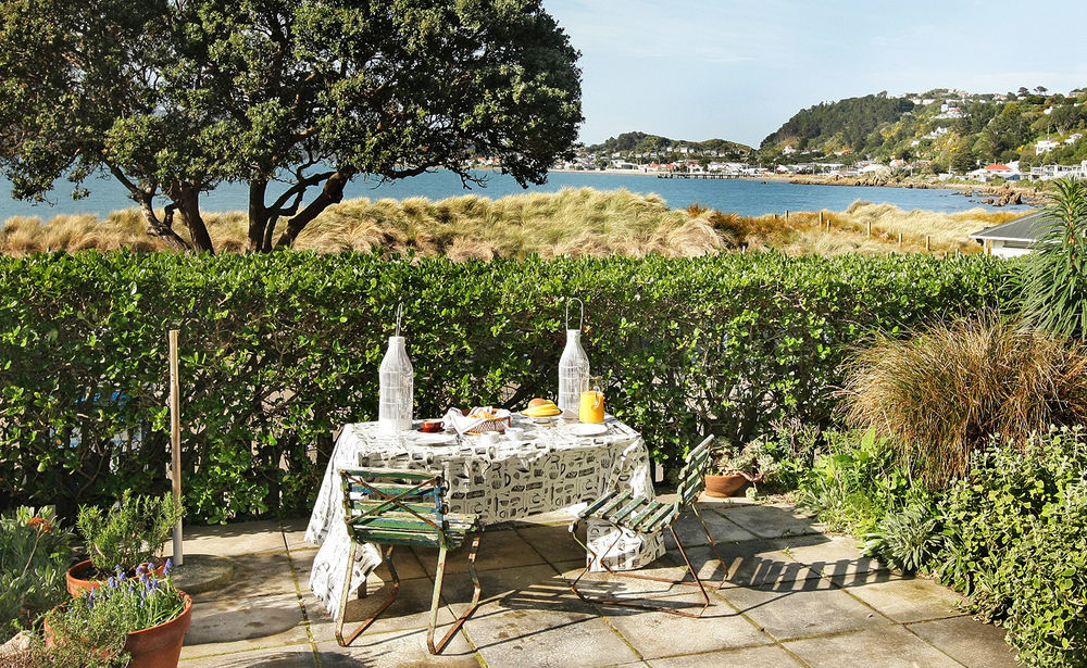 Beachfront Wellington Bed And Breakfast Exterior photo
